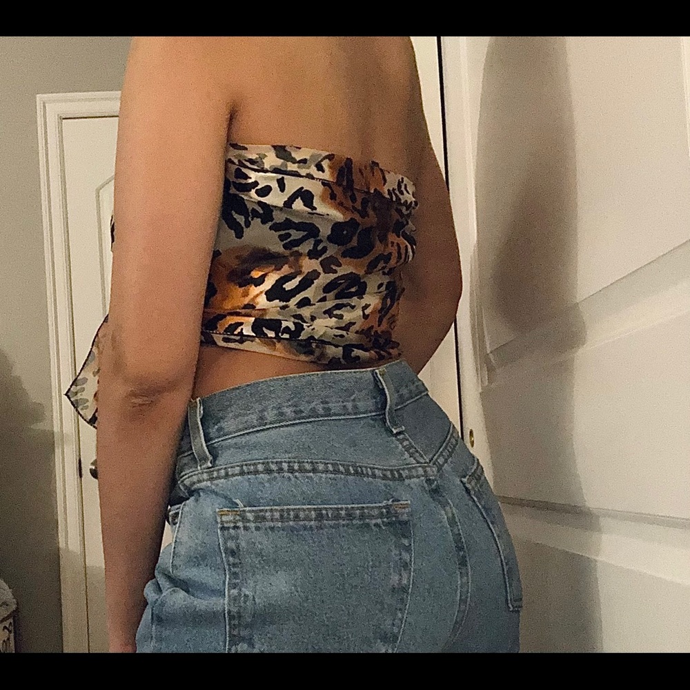Silky and Sheer Leopard 🐆 Scarf - Picture 2 of 5
